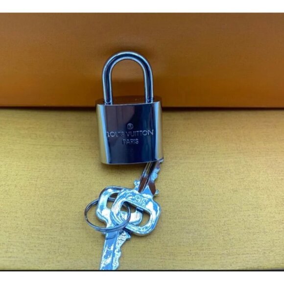 👛  AUTHENTIC LOUIS VUITTON SILVER LOCK AND KEY - Picture 6 of 9